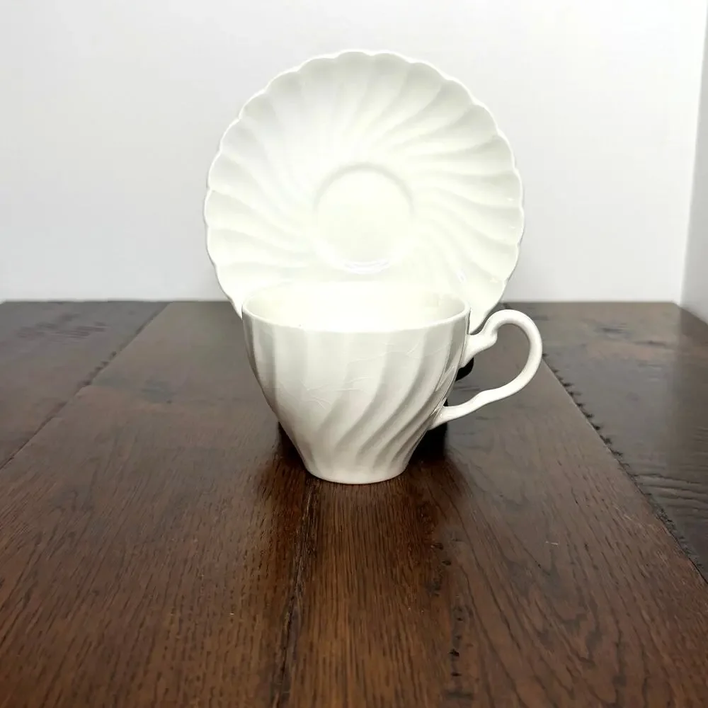 Set of 4 Vintage White Johnson Brothers Tea Cup & Saucer